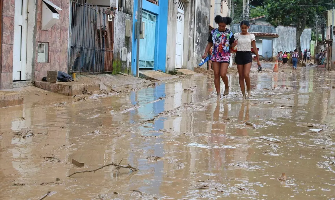 Buscas por desaparecidos se concentram em bairro isolado